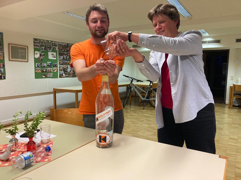 Die Flasche wird gefüllt