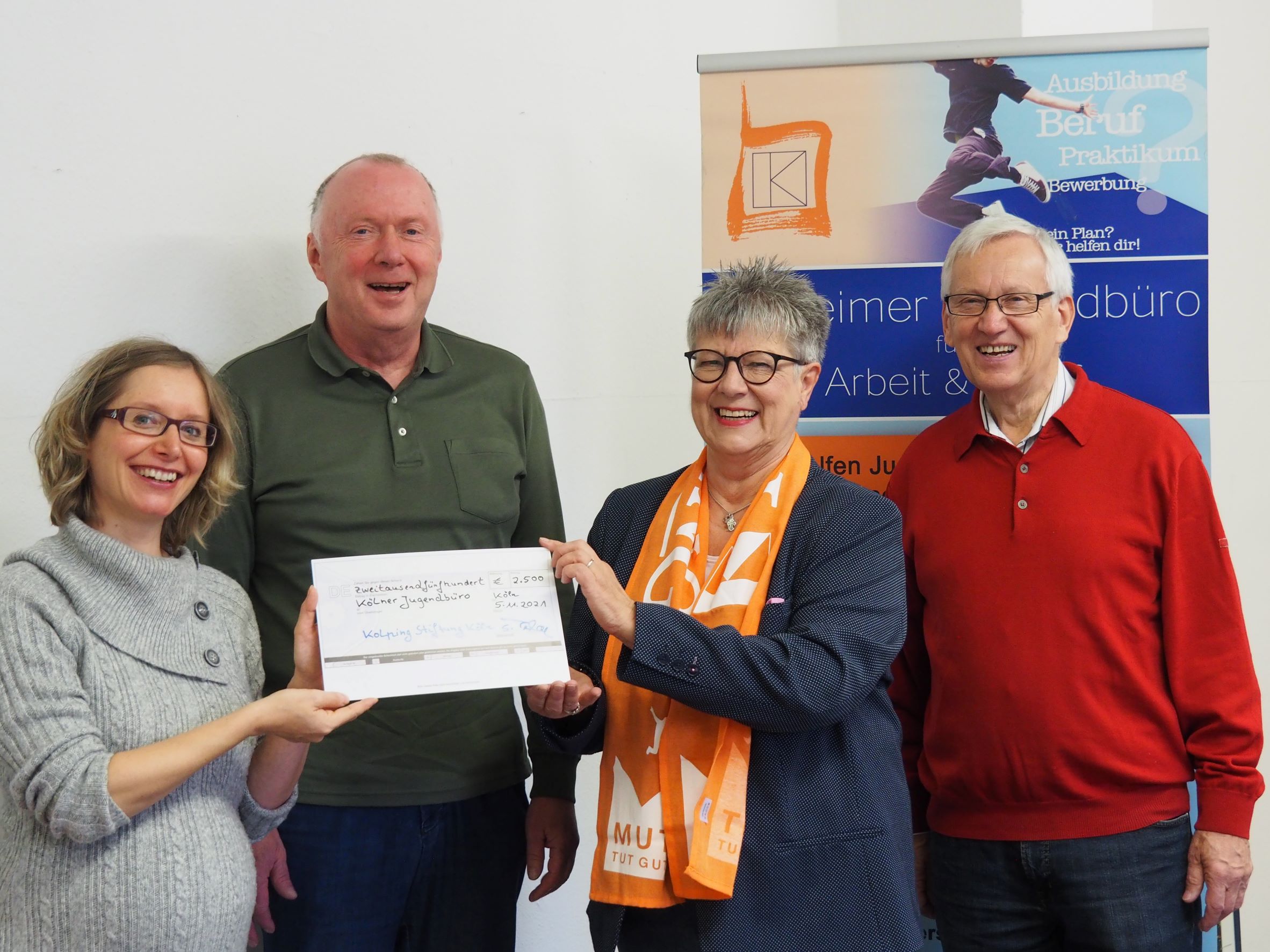 Von links nach rechts: Aniko Thieme (Jugendbüro), Sabine Terlau (Kolping-Stiftung), Peter Henze und Josef Schneider (beide Vorstand Kolping Bezirksverband Köln)