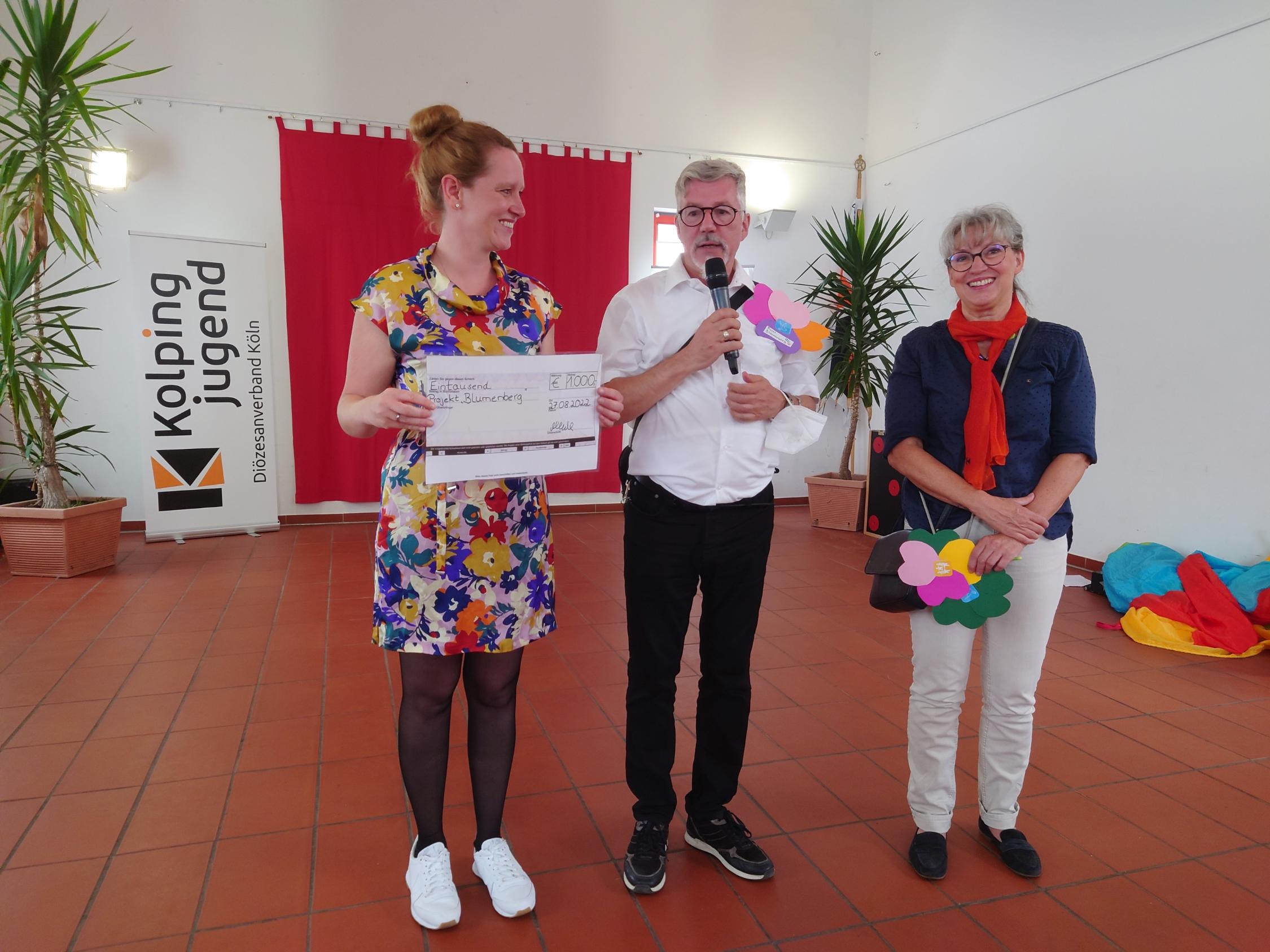 ): Projektleiterin Helena Schulze freut sich über den Scheck, überreicht von Peter Jansen (Vorsitzender des Kuratoriums der Kolpingstiftung) und Astrid Sander (Stellvertretende Vorsitzende).